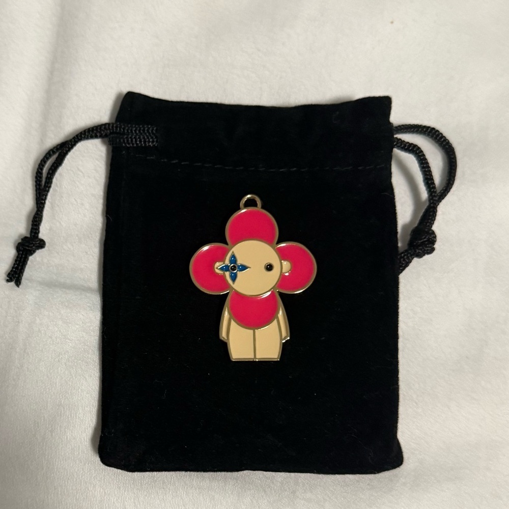 Pendant/Charm flower comes in unbranded dust bag! ❤️